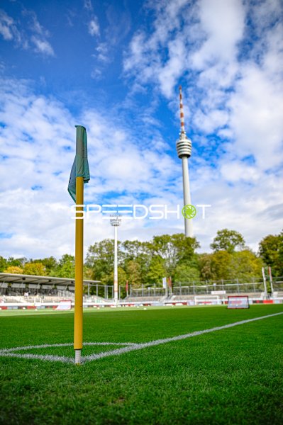 Eckfahne im Gazi-Stadion auf der Waldau mit Stuttgarter Fernsehturm