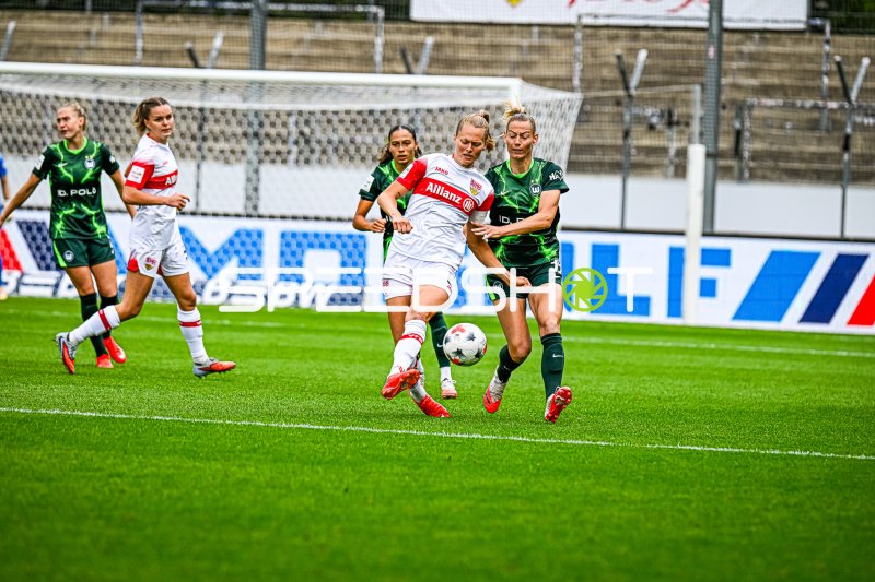 Maxi Rall (VfB Stuttgart) im Zweikampf mit Sarai Linder (VfL Wolfsburg)