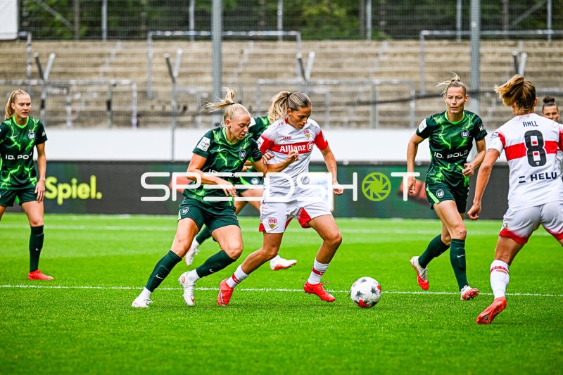 Sarai Linder (VfL Wolfsburg) im Zweikampf gegen VfB Stuttgart