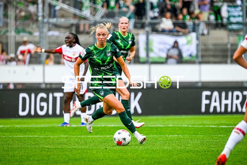 Ella Peddemors (VfL Wolfsburg) mit Ball im Spielaufbau