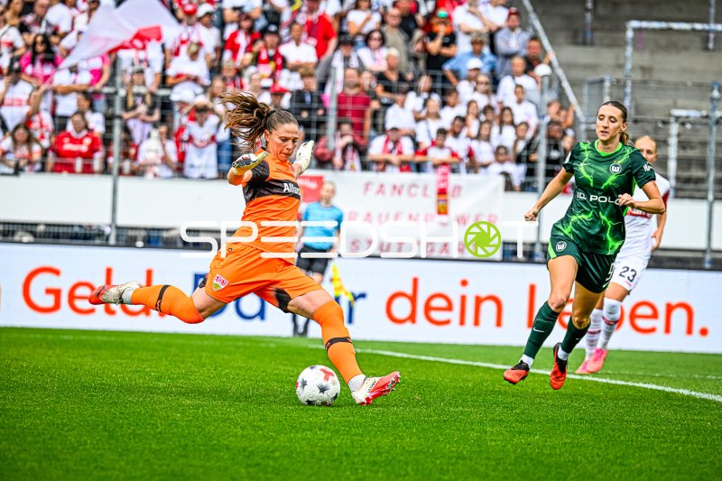 Laura Giuliani (#1; VfB Stuttgart) im Abschlag gegen VfL Wolfsburg