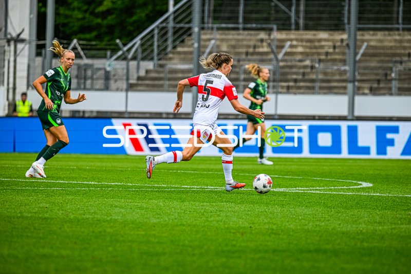 Greta Stegemann (#5; VfB Stuttgart) mit Ball im Angriff