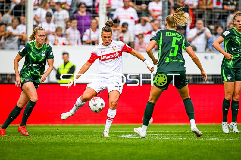 Nicole Billa (#26; VfB Stuttgart) im Zweikampf gegen VfL Wolfsburg