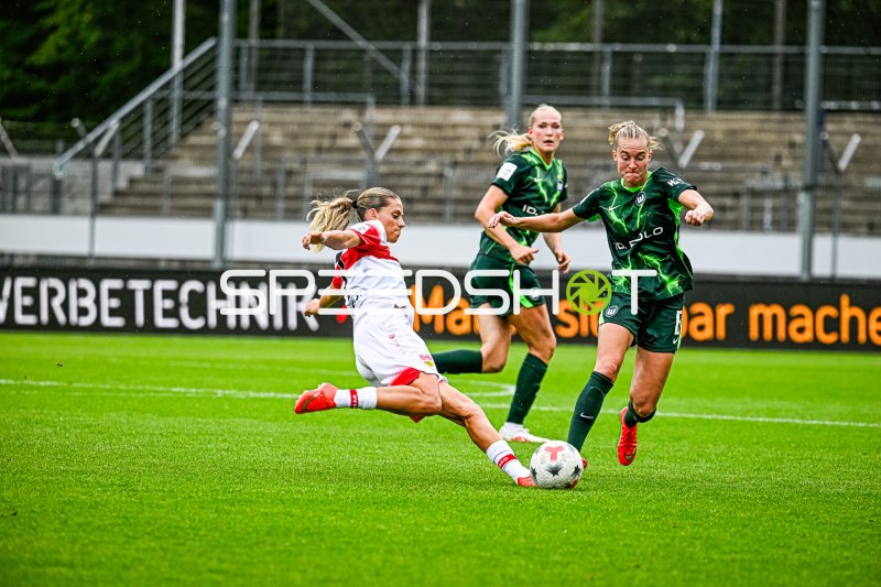 Dafina Redzepi (#7; VfB Stuttgart) im Schussmoment gegen VfL Wolfsburg