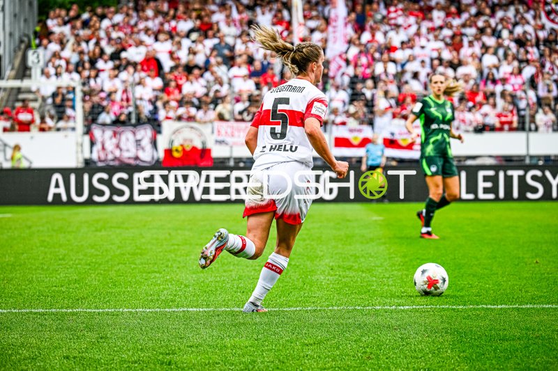 Greta Stegemann (#5; VfB Stuttgart) im Ballvortrag vor vollem Haus