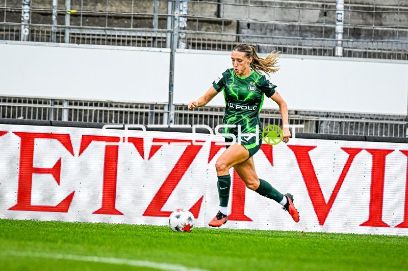Lara Prasnikar (#9; VfL Wolfsburg) am Ball im Gazi-Stadion