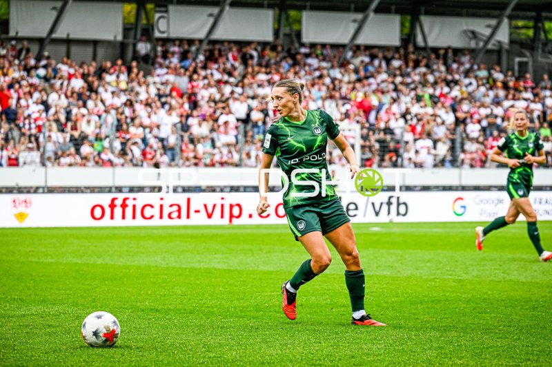 VfL Wolfsburg-Spielerin am Ball im Gazi-Stadion auf der Waldau