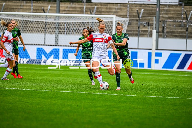 Maxi Rall (#8; VfB Stuttgart) im Zweikampf gegen Sarai Linder und Kessya Bussy
