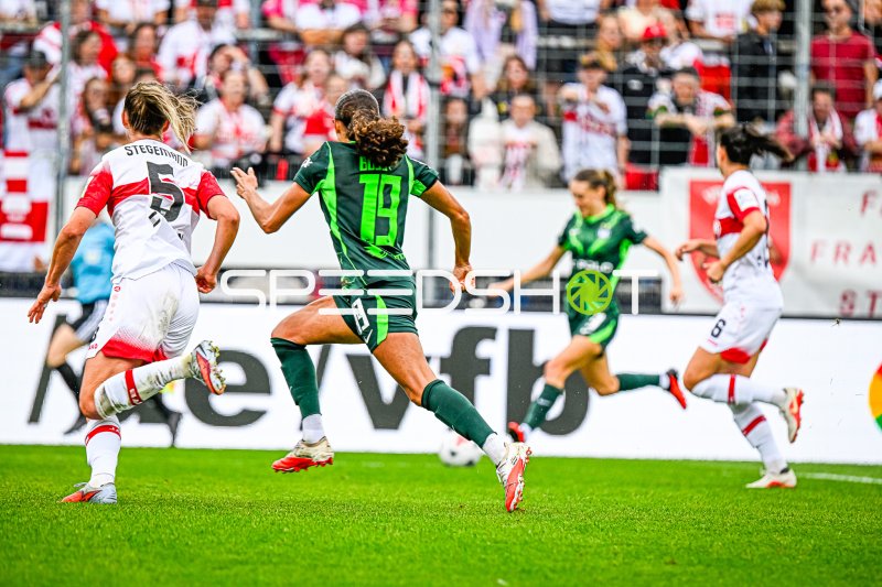 Kessya Bussy (#19; VfL Wolfsburg) im Abschluss gegen VfB Stuttgart