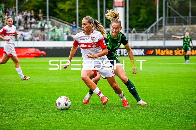 Dafina Redzepi (#7; VfB Stuttgart) im Zweikampf mit Sarai Linder (VFL Wolfsburg)