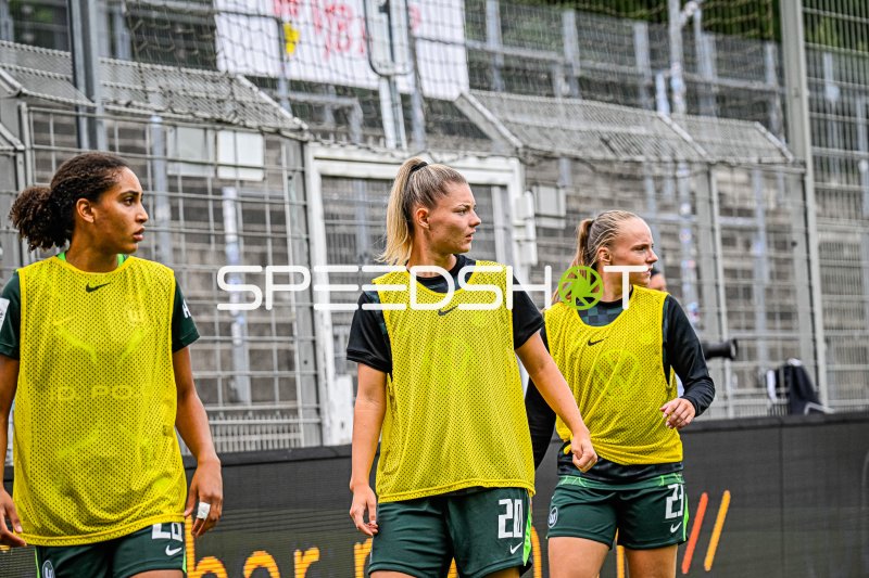 Cora Zicai, Julia Landenberger und Lou Bogaert beim Aufwärmen für VfL Wolfsburg