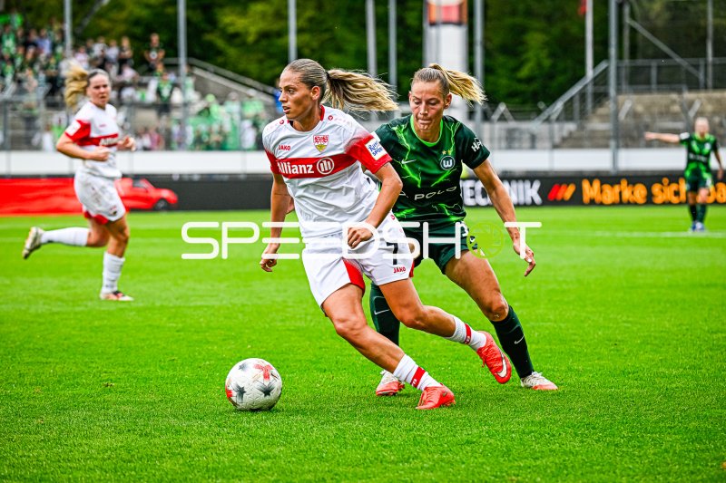 Dafina Redzepi (#7; VfB Stuttgart) im Zweikampf mit Sarai Linder (VFL Wolfsburg)