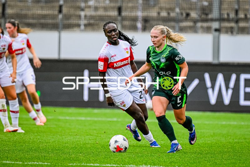Thea Bjelde (#2; VfL Wolfsburg) im Zweikampf gegen VfB Stuttgart