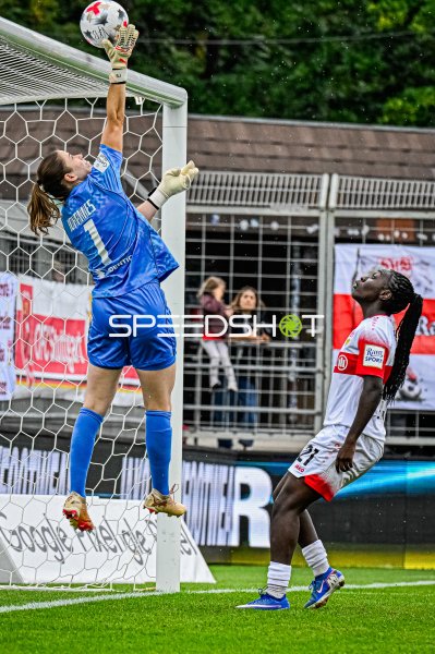 Stina Johannes (#1; VfL Wolfsburg) mit Glanzparade gegen Mira Arouna (#21; VfB Stuttgart)