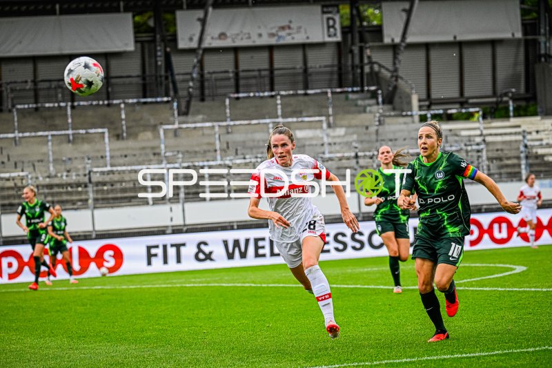 Reena Wichmann (#28; VfB Stuttgart) und Svenja Huth (#10; VFL Wolfsburg) im Laufduell