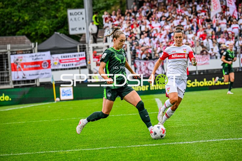 Nicole Billa (#26; VfB Stuttgart) im Zweikampf gegen VfL Wolfsburg