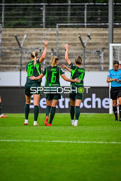 Janina Minge (#6; VfL Wolfsburg) feiert mit Küver (#16) und Kleinherne (#4)
