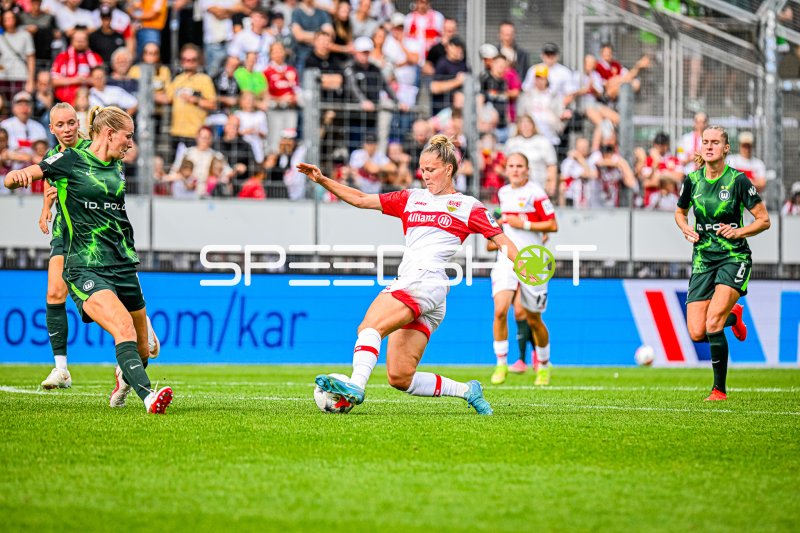 Ella Peddemors (VfL Wolfsburg) im Zweikampf gegen VfB Stuttgart