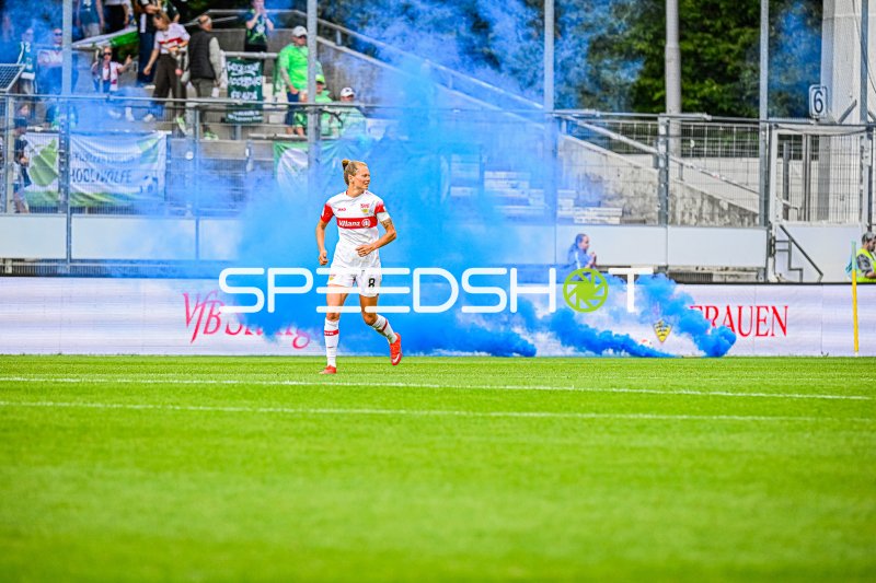 Maxi Rall (#8; VfB Stuttgart) läuft durch blauen Rauch im Gazi-Stadion