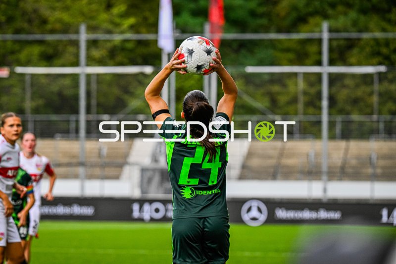 Joelle Wedemeyer (#24; VFL Wolfsburg) beim Einwurf