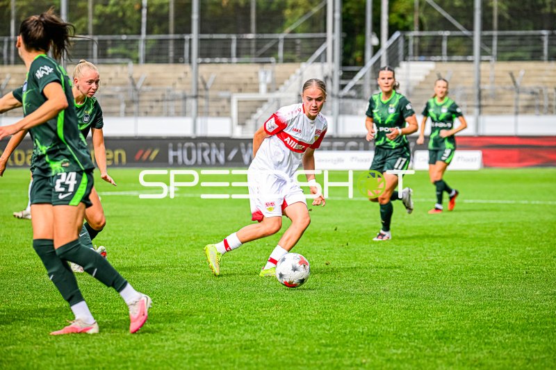 Muriel Dürr (#17; VfB Stuttgart) im Dribbling gegen VfL Wolfsburg