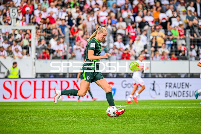 VfL Wolfsburg-Spielerin am Ball im Frauen-Bundesliga-Spiel in Stuttgart