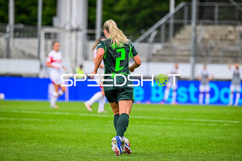 Thea Bjelde (#2; VfL Wolfsburg) läuft ins Spielfeld