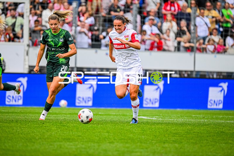 Verena Wieder (#31; VfB Stuttgart) und Julia Landenberger (#20; VFL Wolfsburg) im Laufduell