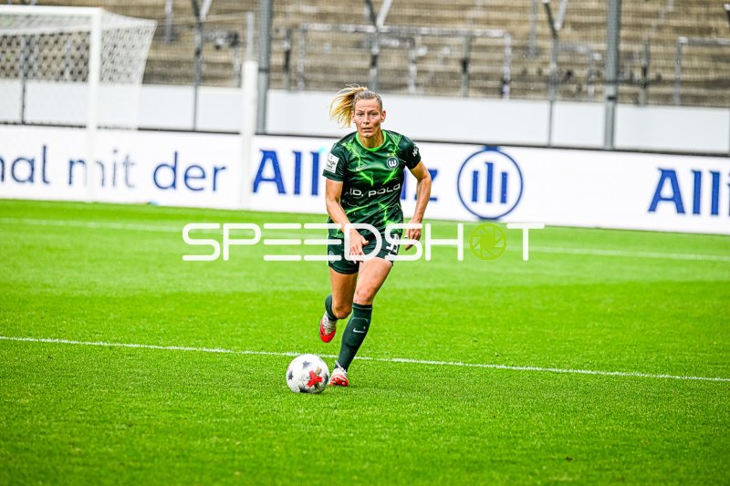 Sarai Linder (VfL Wolfsburg) am Ball im Gazi-Stadion