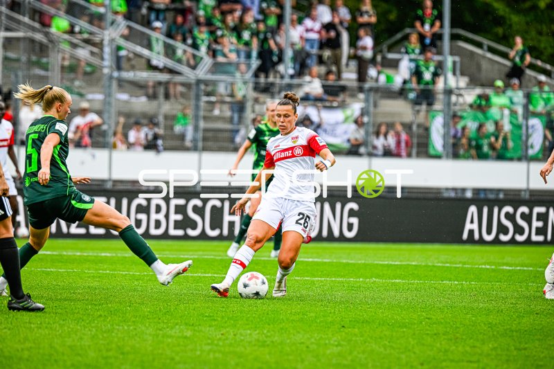 Nicole Billa (#26; VfB Stuttgart) im Zweikampf gegen VfL Wolfsburg