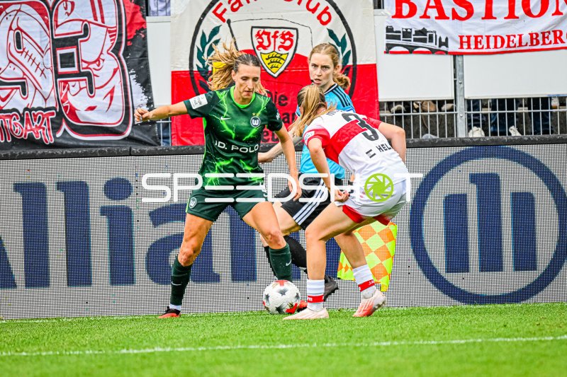 Zweikampf zwischen VfL Wolfsburg und VfB Stuttgart im Gazi-Stadion