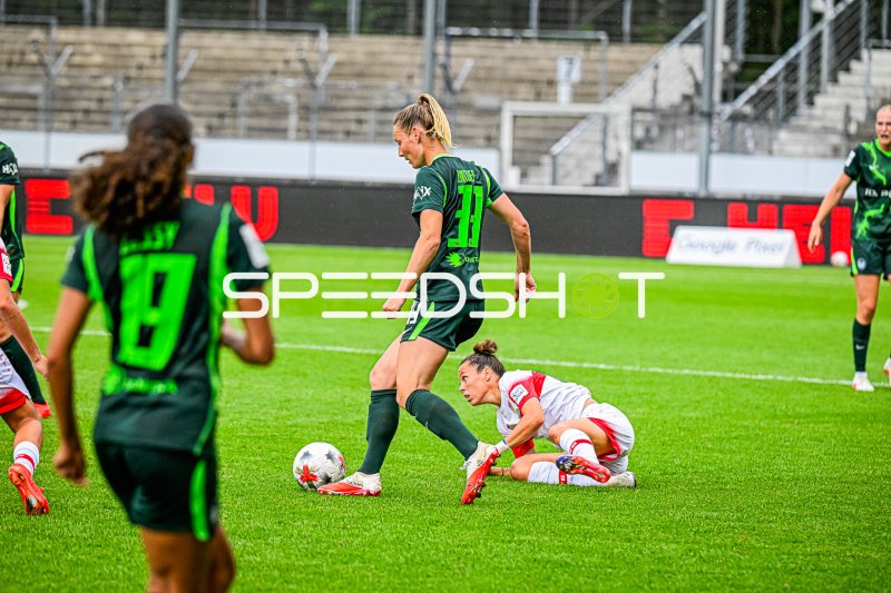 Nicole Billa (#26; VfB Stuttgart) im Zweikampf gegen Sarai Linder (#39; VfL Wolfsburg)