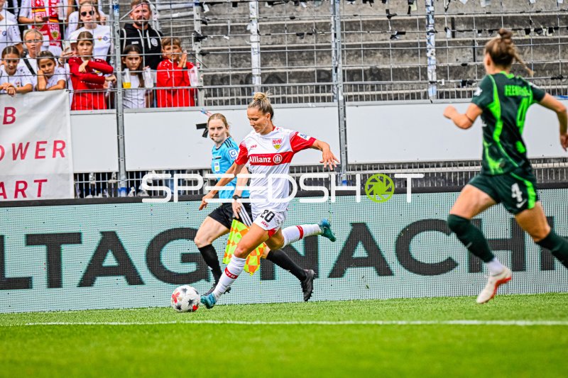 Jana Beuschlein (#20; VfB Stuttgart) im Laufduell gegen VfL Wolfsburg
