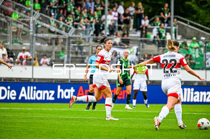 Chantal Hagel und Adriana Achcinska (#22; VfB Stuttgart) im Spielaufbau