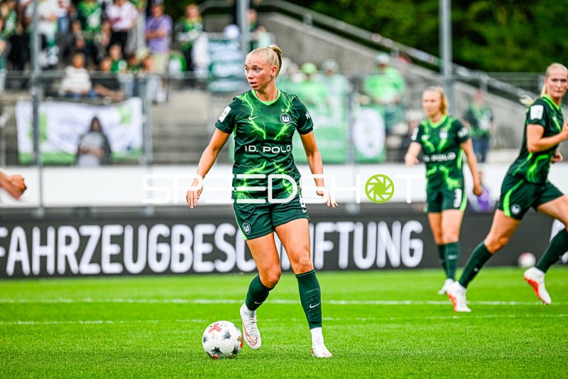 Ella Peddemors (#5; VfL Wolfsburg) am Ball im Spiel gegen VfB Stuttgart