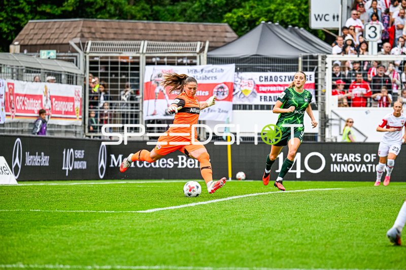 Laura Giuliani (#1; VfB Stuttgart) beim Abschlag gegen Lara Prasnikar (VFL Wolfsburg)