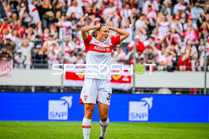 Verena Wieder (#31; VfB Stuttgart) mit Fassungslosigkeit nach verpasster Chance