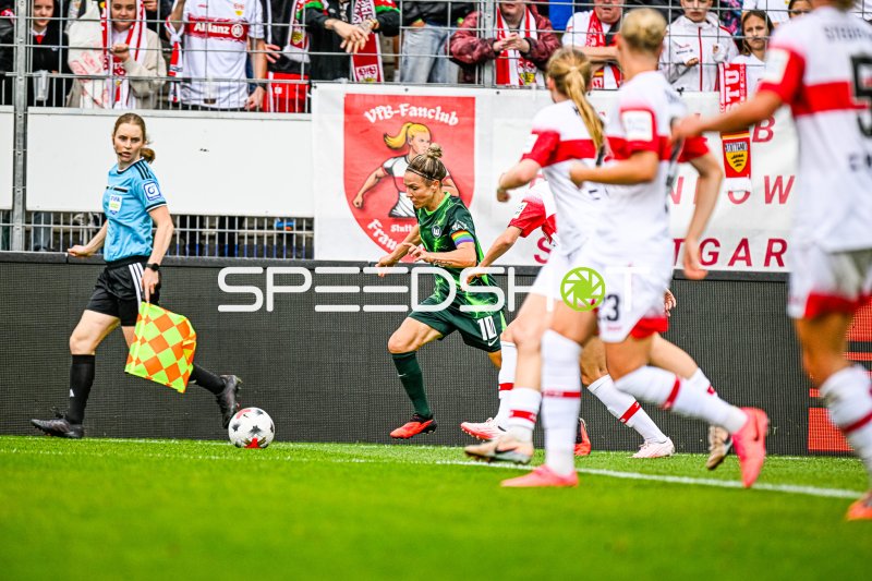 Svenja Huth (#10; VfL Wolfsburg) am Ball gegen VfB Stuttgart