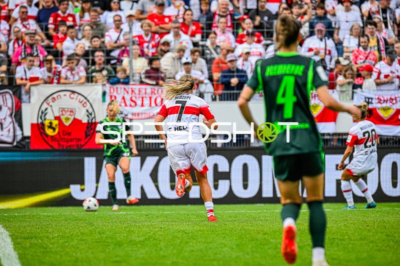 Dafina Redzepi (#7; VfB Stuttgart) im Lauf beim Heimspiel gegen VfL Wolfsburg