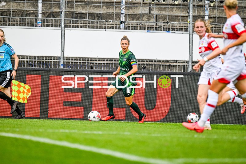 Svenja Huth (#10; VFL Wolfsburg) am Ball gegen VfB Stuttgart
