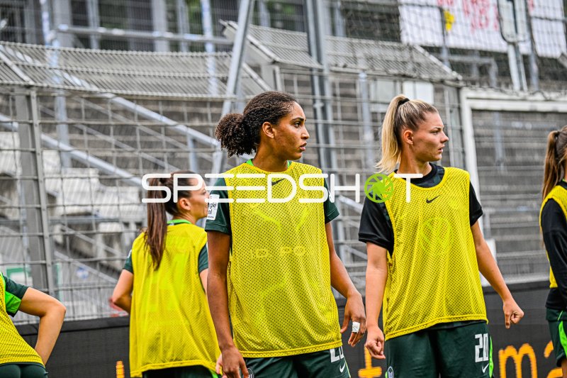 Julia Landenberger (#20; VfL Wolfsburg) beim Aufwärmen im Gazi-Stadion