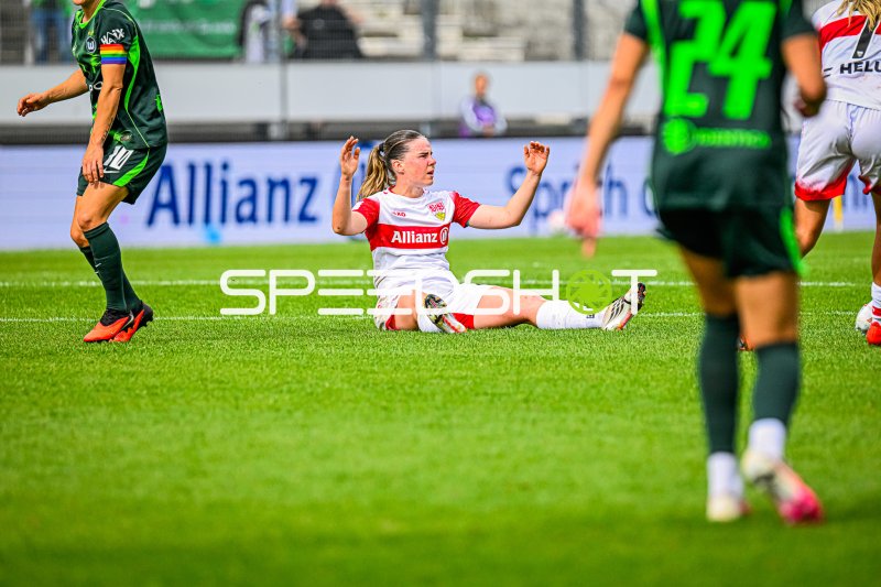 Adriana Achcinska (#22; VfB Stuttgart) reklamiert nach Foulspiel