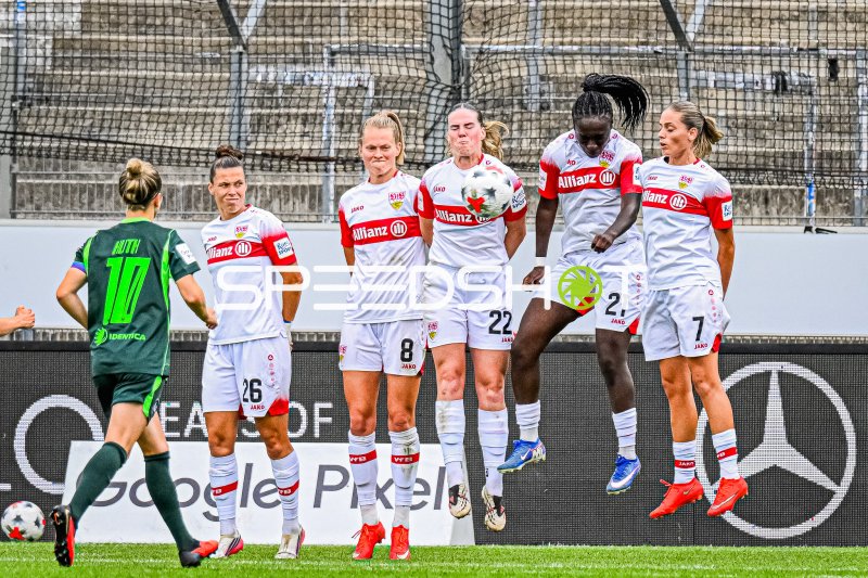 Adriana Achcinska, Dafina Redzepi, Maxi Rall & Nicole Billa bilden Mauer beim VfB Stuttgart gegen Wolfsburg