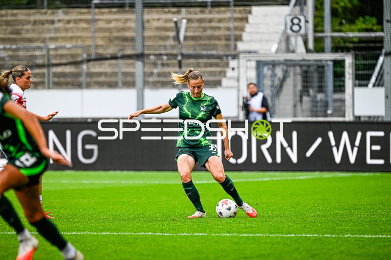 Sarai Linder (VfL Wolfsburg) am Ball im Spiel gegen VfB Stuttgart