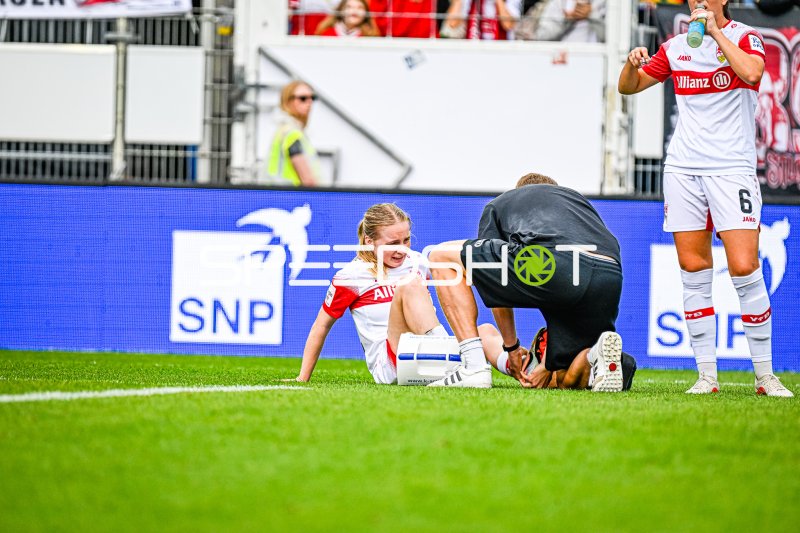 Linette Hofmann (VfB Stuttgart) verletzt – medizinische Betreuung im Gazi-Stadion