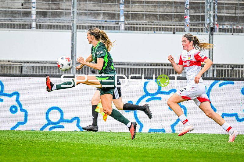VfL Wolfsburg-Spielerin volley im Zweikampf gegen VfB Stuttgart