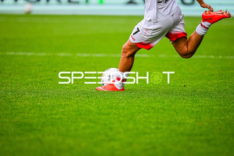 Dafina Redzepi (#7; VfB Stuttgart) beim Schuss auf dem Rasen