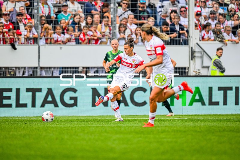 Nicole Billa (#26; VfB Stuttgart) beim Schuss im Heimspiel