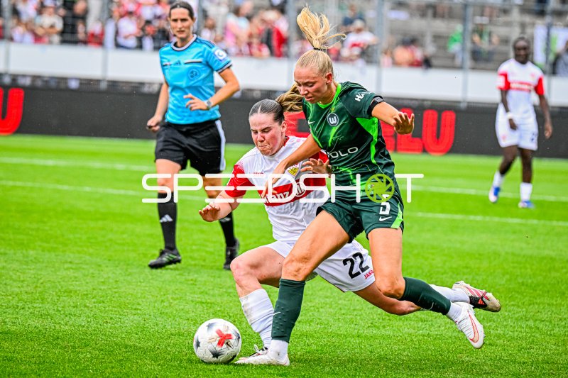 Adriana Achcinska (#22; VfB Stuttgart) im Zweikampf gegen Ella Peddemors (#5; VfL Wolfsburg)