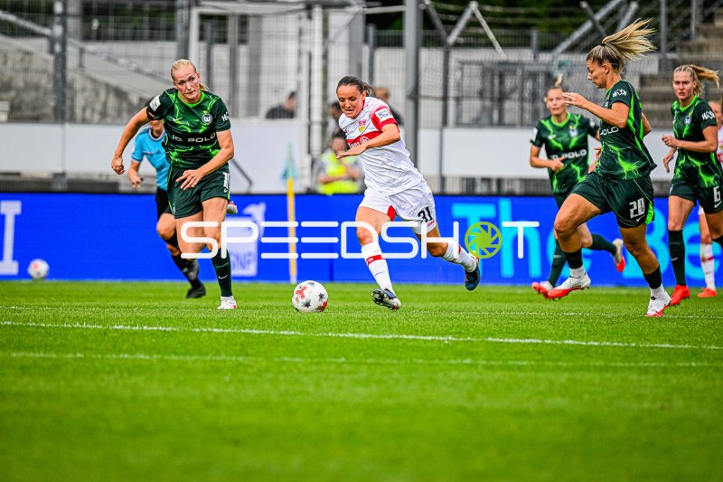 Verena Wieder (#31; VfB Stuttgart) im Dribbling gegen VfL Wolfsburg